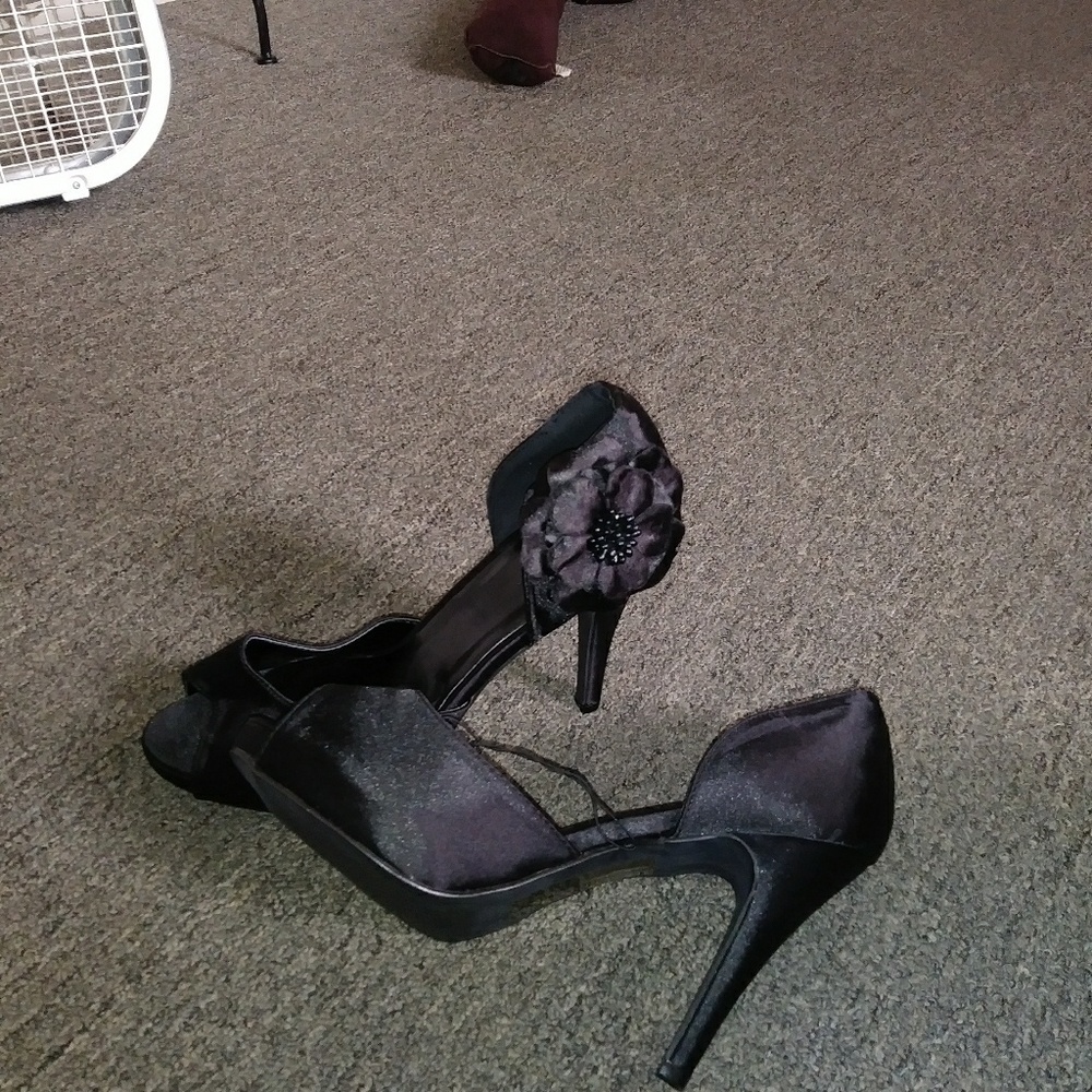 Shoes - Picture 2 of 4
